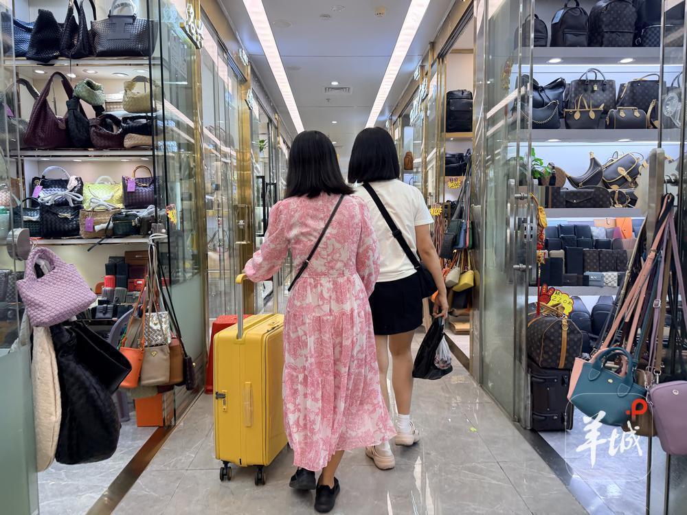&ldquo;進(jìn)貨式旅游&rdquo;在廣東出圈:年輕人拖著行李箱,把批發(fā)市場逛成景區(qū)